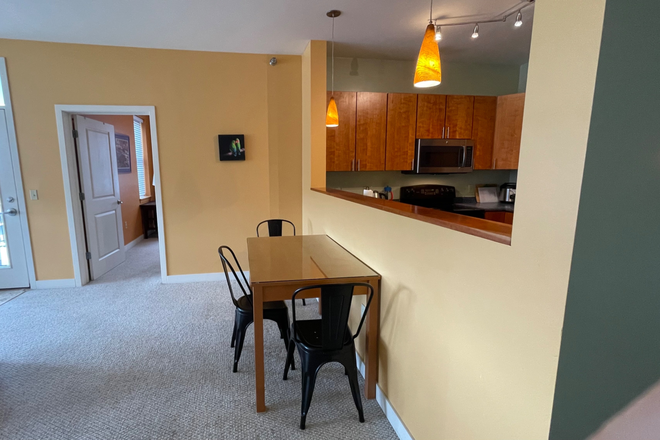 Dining area - Apartment/private bath close to campus