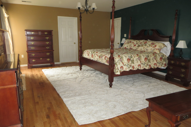 Bedroom - 5 Bedrooms Available in HUGE 3590 sq ft 5-Bedroom Fully Furnished House; 2 Bedrooms w/ Private Baths