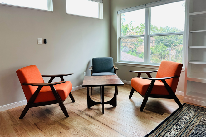 Sitting area in living room - Like New Stunning 2Bed/2Bath in Historic Third Ward.  1.8 miles from campus. Duplex