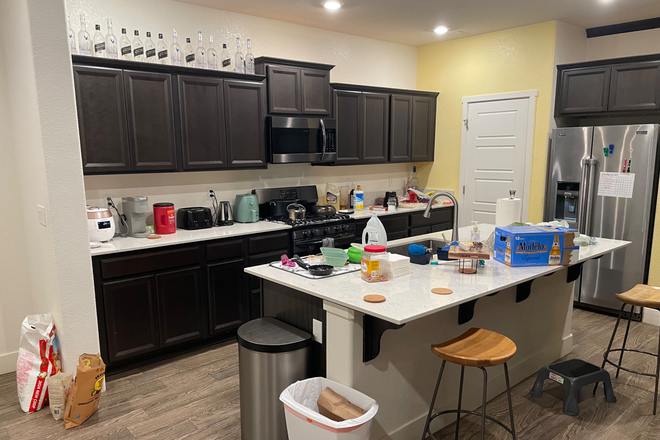 Kitchen - Summer session (3 rooms available) and academic year (1 room available). For UCM students. House