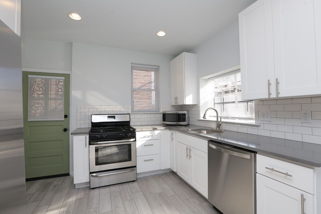 Kitchen - WALKING DISTANCE TO SJU | 4 CAR PARKING House