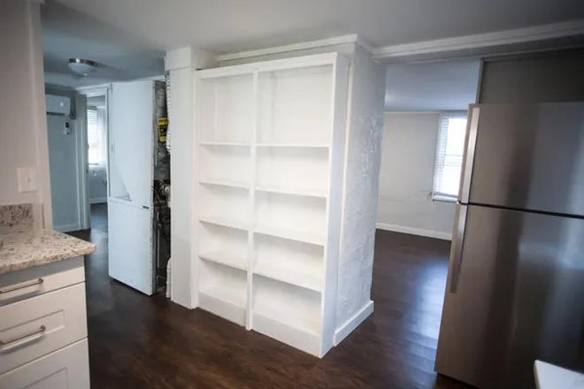 shelf??? - Summer Sublet, Small 2bed/1bath, 15 min walk to campus or S bus. House