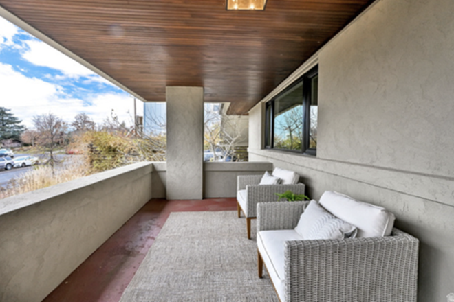 Covered Front Porch as well as yard/back patio - The Cottage - NO CAR NEEDED - 1 Block to UoU, Fully Furnished Female Housing House