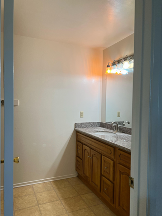 Private Bathroom - 3 Bedroom 2 Bathroom house walking distance to Chapman