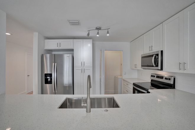 kitchen - Beautifully Remodeled Duplex Rental