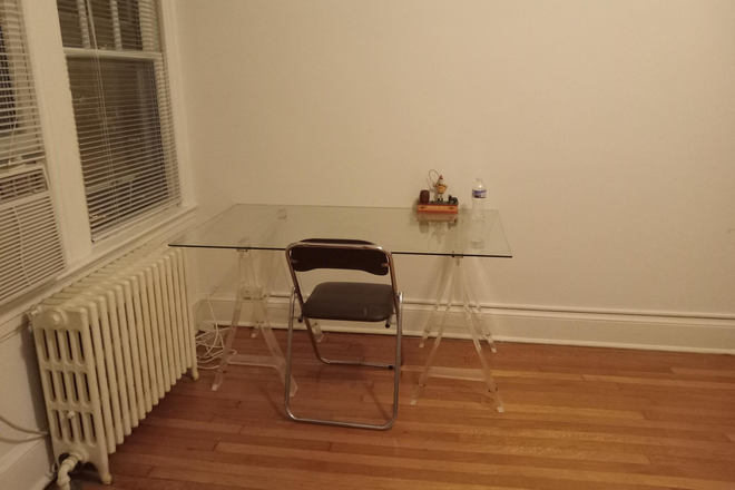 Glass Desk, commode 4 drawers, penderie & double bed - QUIET ROOM IN BURLEITH House