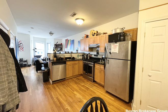 kitchen - Cozy, and affordable 3 bedroom 1.5 apartment