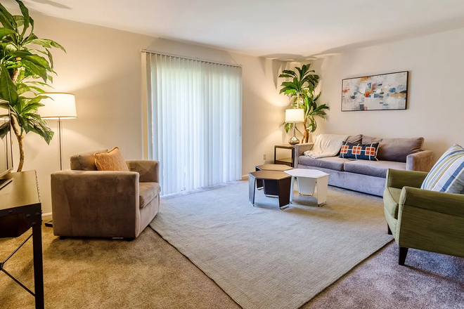 Living Room - 2 Bedroom Apartment in Chasewood - 1 available room