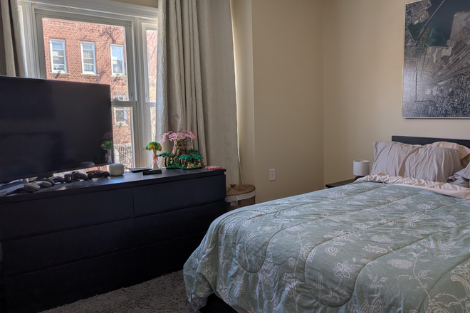 Master bedroom - Cozy entire floor in a duplex house in Bensonhurst with an optional parking