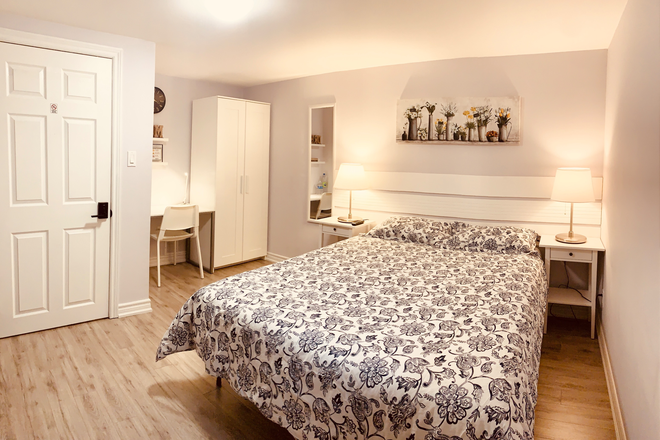 Private fuly furnished bedroom - Direct bus to UTM - private bathroom bedroom