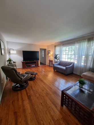 living room - Shared House Roommate -  co-ed Grad student /young professional  - Available May