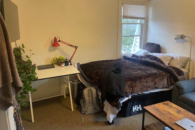 Bedroom - Spring Sub-Lease , >5 min walk to campus, on hill affordable rent House