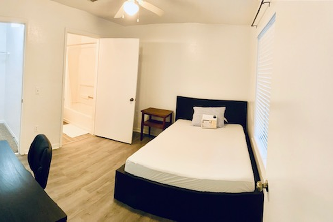 Spacious bedroom no carpet - FURNISHED 4/4 Condo UF Campus Available December 2025