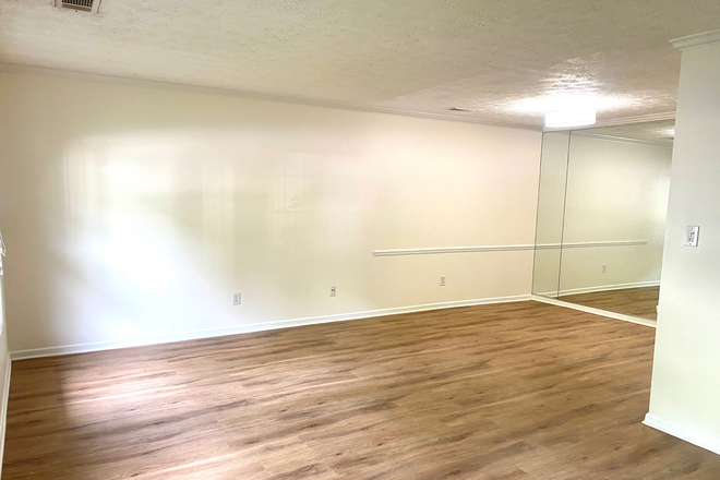 Living room - Townhouse 1 mile from Emory