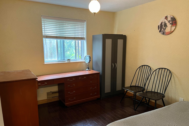 bedroom - 1 Furnished bedroom in sunny townhouse condo near UTM