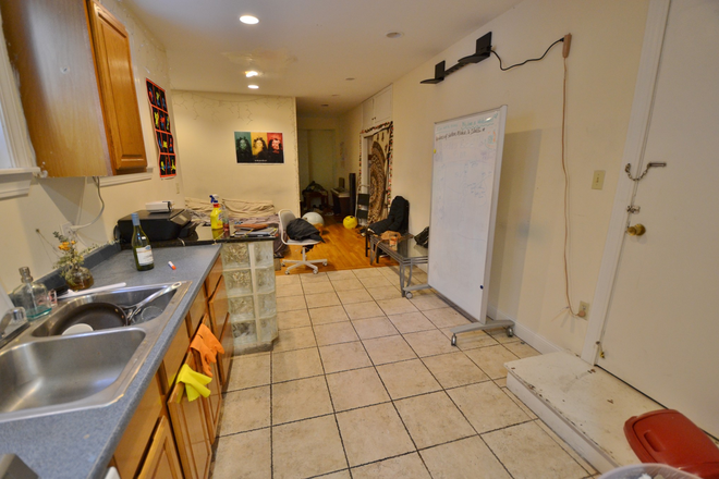 kitchen - Spacious 3 bed, 2 BA on Haviland St Avail now! Apartments