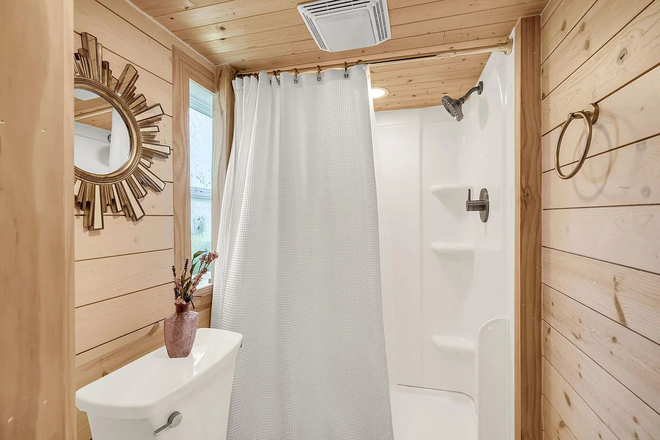 cottage bathroom - 3591 Bayou Rd. Centrally Located, close to Downtown, Biking Trail, Park, Boating  on a tidal creek House