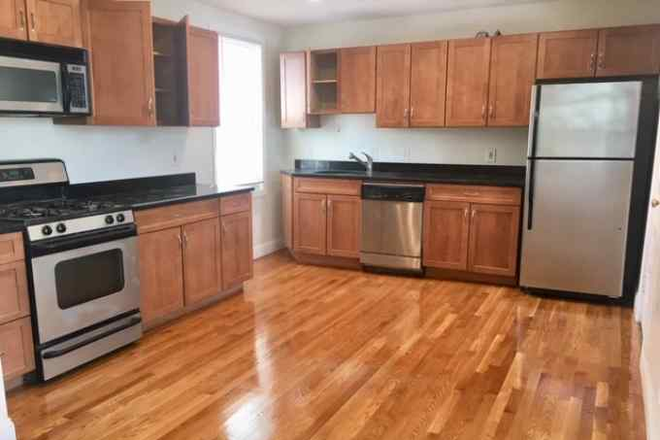 living - No fee! townhouse 2 level, renovated kitchen, minutes to Kendall, MIT, Green and redline