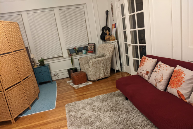 sitting area - Large Furnished Studio. 5 Mins walk to Harvard Square. Utilities, Wifi Included.