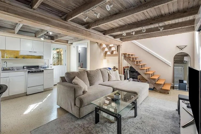 Family room - Carriage House in Garden District with Private Courtyard