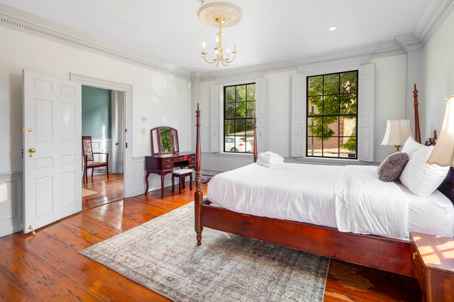 Bedroom - Premium 12 BD Student Housing! Walk to Downtown & Campus House