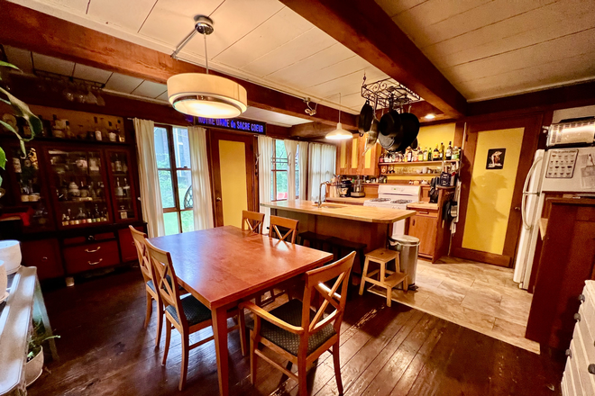 Fully equipped kitchen - with microwave, dishwasher, coffee maker, and more! - Private Furnished Treetop 3 bed 2.5 bath house for rent. Available late Aug 2025 for 1-2 semesters