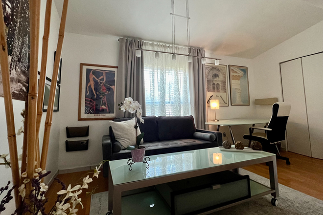 living room area with a huge desk - BEAUTIFUL FURNISHED MODERN STUDIO with POOL House