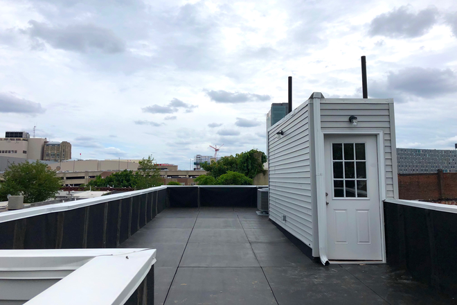 Roof Deck - Off Campus Philly - Private ROOF DECK In This Luxury 5 Bed 4.5 Bath Unit Apartments