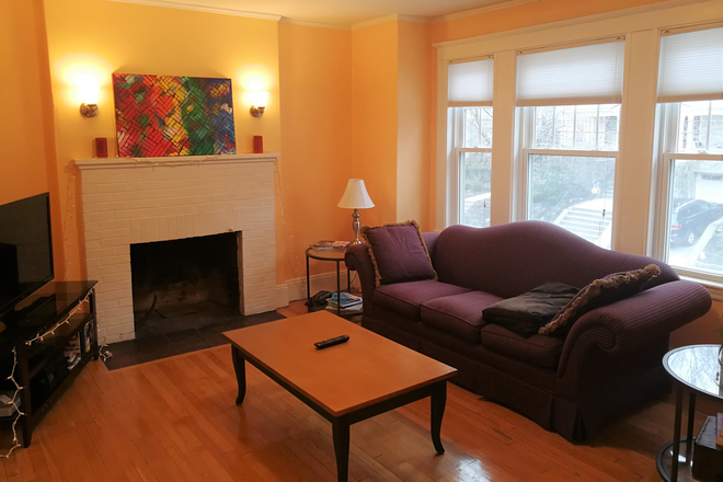 Livingroom - Female Grad Students, Seek Female Grad Student Roommate,