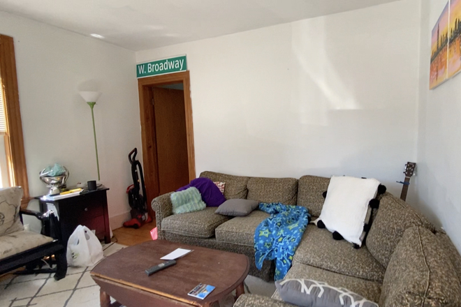 Living room - **NO BROKERS FEE!!** 4 Bed/1 Bath w/ LAUNDRY IN UNIT! Avail. 9/1/26!! Apartments