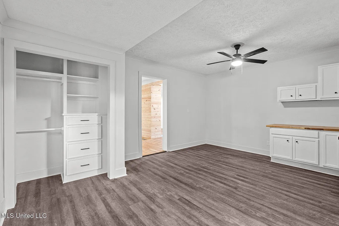 closet in office - 4/2 in the Fondren Area! 5 minutes from UMMC House