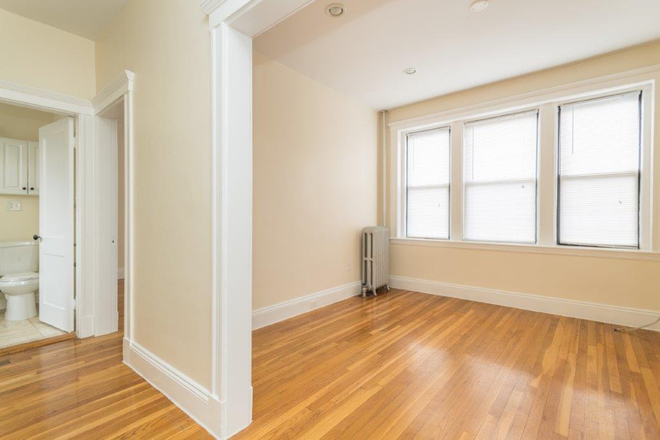 Hub Realty - Brighton Center, beautiful 1 bedroom with new kitchen and bath Apartments