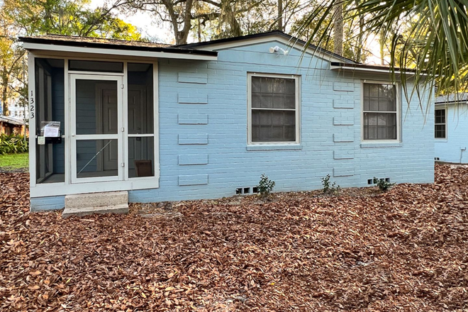  - 2BR/1BA Renovated Cottage Within WALKING DISTANCE of Campus & Midtown! House