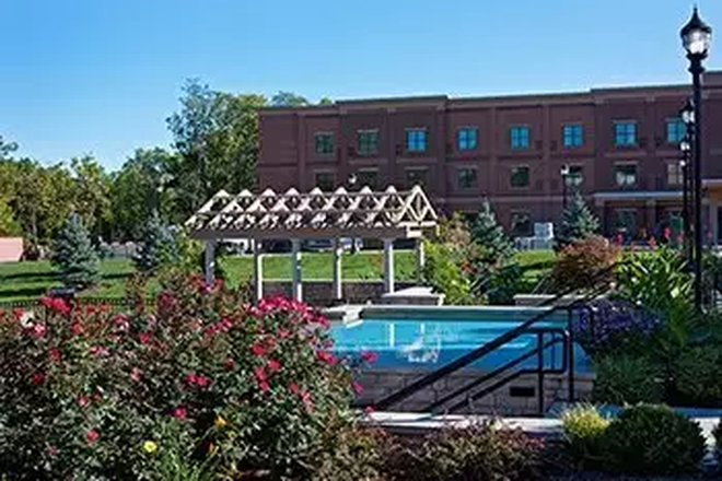 This is the outside courtyard that is available to all residents. There are suntanning chairs available for use as well. - Stewart Square Apartment (Female Roommates)