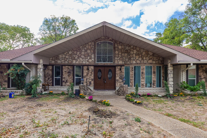 Outside Street View - Huge 5 Bedroom House Minutes Away from UTD, perfect for Graduate Students, Staff, Faculty
