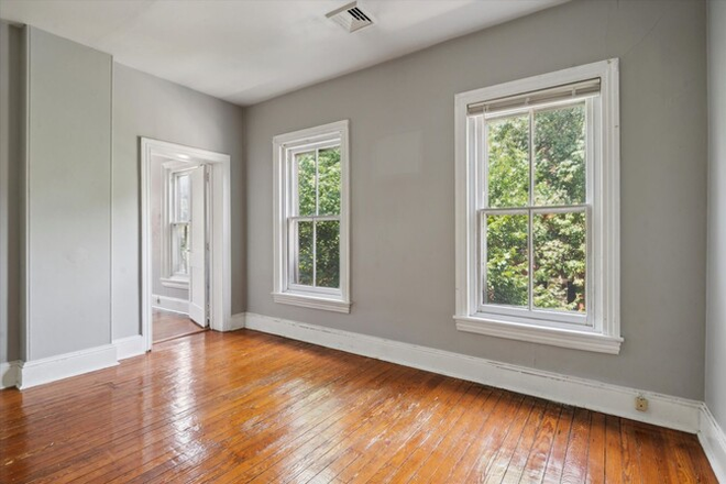 LIVING ROOM - AMAZING STUDENT RENTAL- LOCATION, LOCATION Apartments