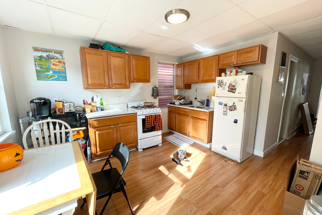 kitchen - Convenient Mission Hill 3 Bed 1.5 Bath | Laundry in Building | Eat in Kitchen Apartments