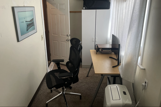 A comfy room. - Flexible Furnished Rooms on Kendall Sq (close to MIT, Harvard, MGH) House