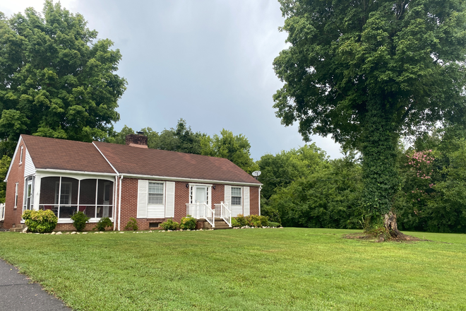 3627 Riverview Road - 3627 Riverview Rd - Holliston Hills 3 Bed/2Bath $800 per room