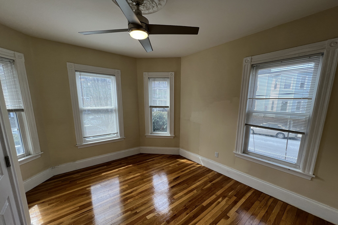3 - SEPT 2025-Sunnig Davis Sq 3 bed, Pets Ok. Students OK. Apartments