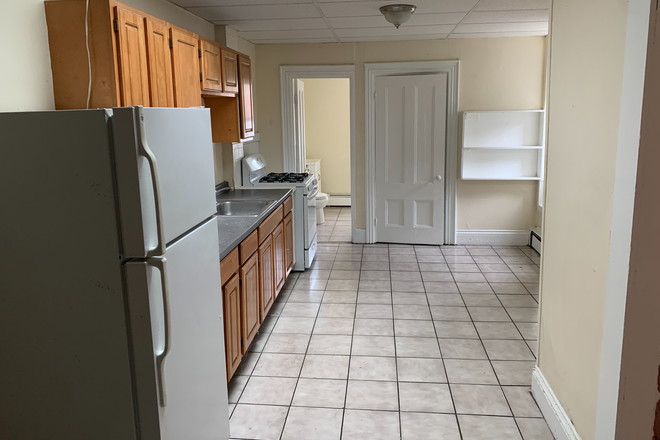 Call NOW for showings! 617-236-8600 - HARVARD ST - LRG 2BR + OFFICE OR 3BR/1BA NEAR CNTRL SQ FOR *9/1/2025* W/ LNDRY ON SITE, EIK, HW FLRS