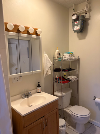 bathroom - Apartment available for sublease next to campus