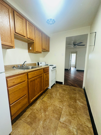 Kitchen - Ellsworth Towers - 5700 Ellsworth Avenue Apartments
