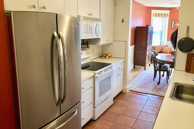 Kitchen - Fully furnish 2B2B cottage farm Brookline apartment BU south campus, searching for roommate