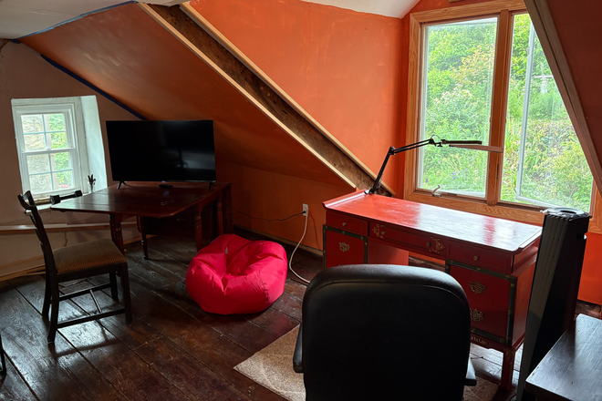 study room - 3rd floor private apartment in colonial home, full bed and bath, study room, parking,