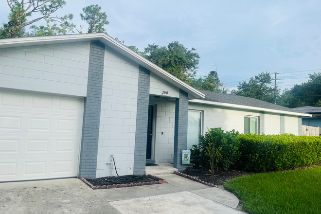 Front house view with parking spaces and garage - Updated Home near UCF campus, 6 mins drive
