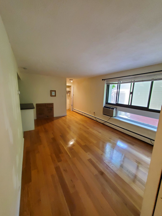 - - Right Close to Campus! Spacious 1 bed w/ Heat & Hot Water Included,