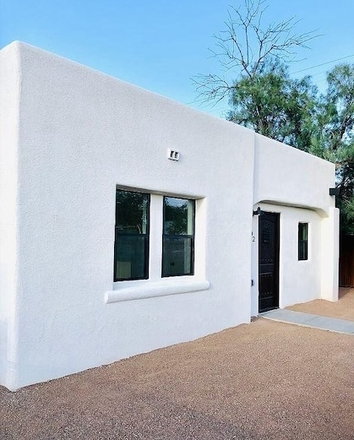 Outside street view - 4 bdrm / 3 bath 2000 sqft. house in Barrio Hollywood