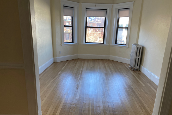 LIVINGROOM - ALLSTON LARGE 2 BED COMMONWEALTH AVE  FOR IMMEDIATE MOVE IN NO FEE*** Apartments