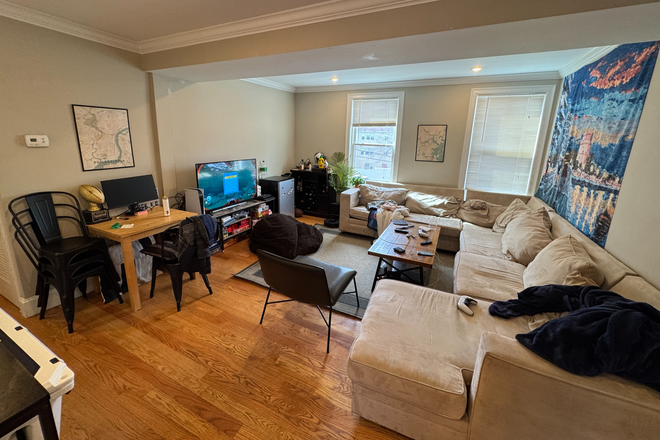 living room - LOCATION!! Huge 5 Bed / 2 Bath w/ LAUNDRY IN UNIT! Avail. 9/1/26!! Apartments